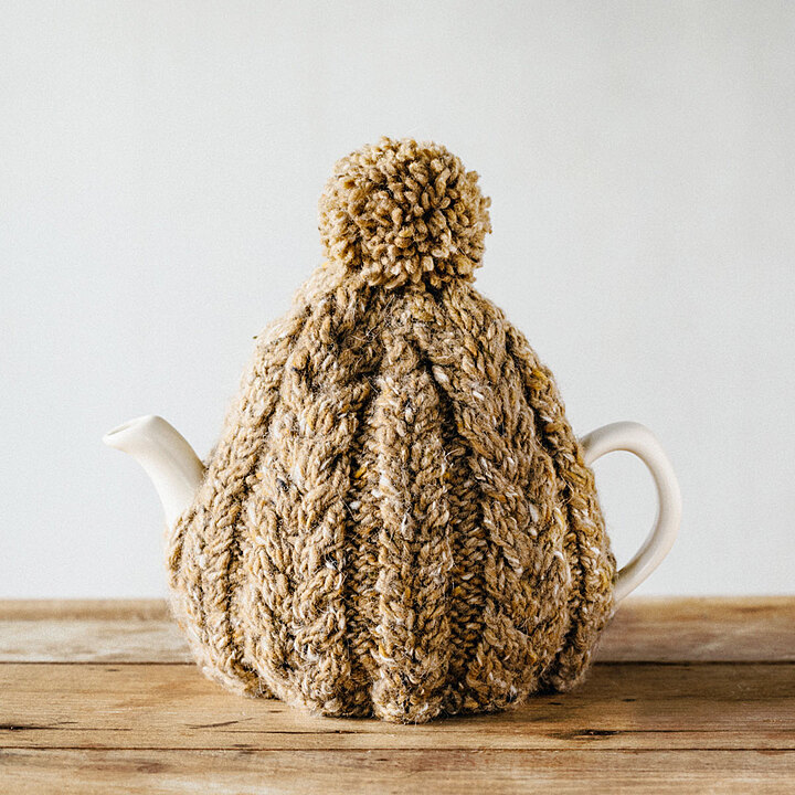 おばあさんの手編みのティーコージー 〈キャメル〉 | TEA & TREATS