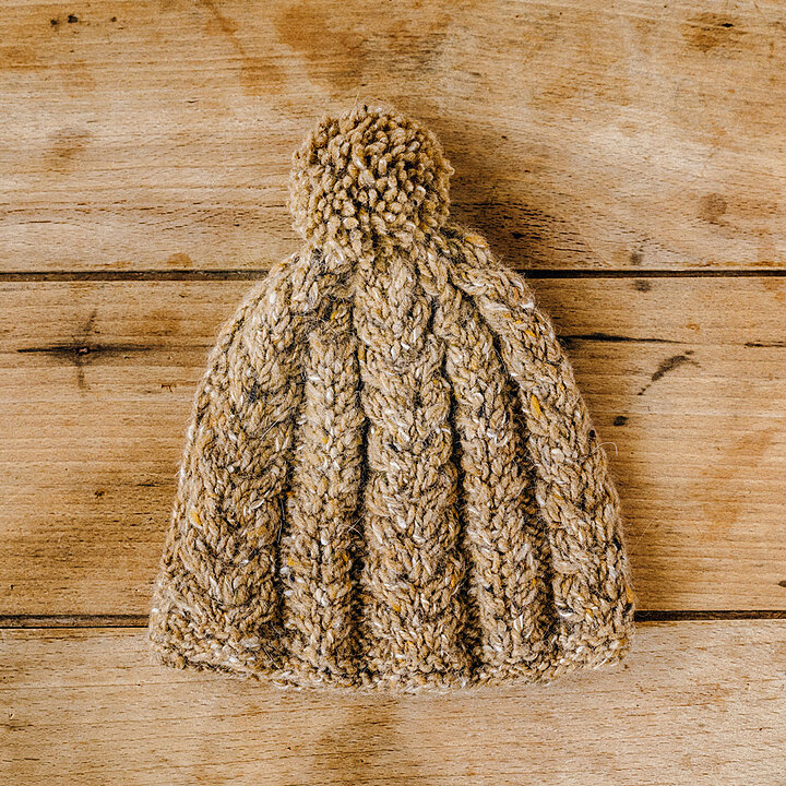 おばあさんの手編みのティーコージー 〈キャメル〉 | TEA & TREATS