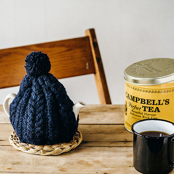 おばあさんの手編みのティーコージー 〈ネイビー〉 | TEA  TREATS