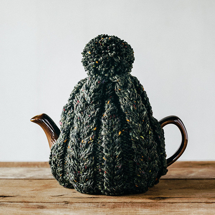 おばあさんの手編みのティーコージー 〈モスグリーン〉 | TEA & TREATS